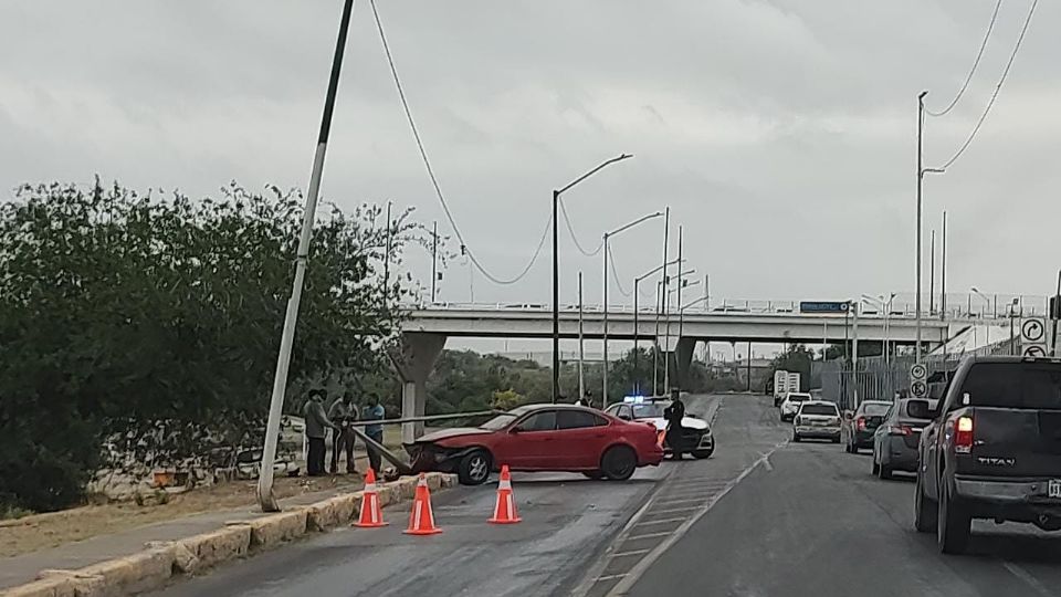 El auto quedó en medio de la vialidad.