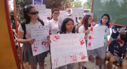 Colegio de Bachilleres: Al grito de "¡Fuera acosador!" sacan a docente | VIDEO