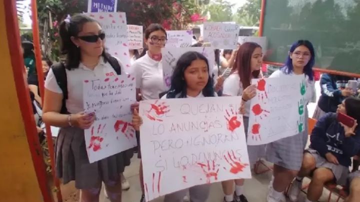 Colegio de Bachilleres: Al grito de "¡Fuera acosador!" sacan a docente | VIDEO