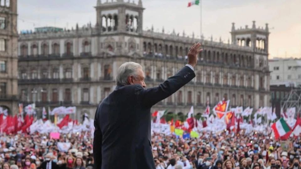 AMLO da su discurso ante un zócalo lleno