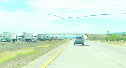 Caseta de autopista Monterrey-Nuevo Laredo provoca fila de 5 kilómetros