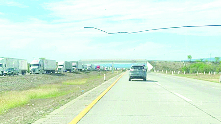Caseta de autopista Monterrey-Nuevo Laredo provoca fila de 5 kilómetros