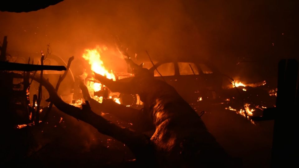 El incendio inició en un lote baldío y caminó hasta donde estaban unos automóviles sin uso.