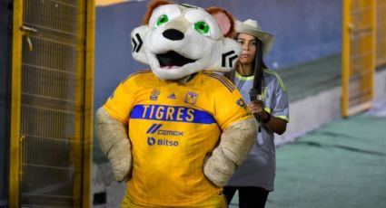 Botarga de Tigres hace señas obcenas a aficionados de Rayados