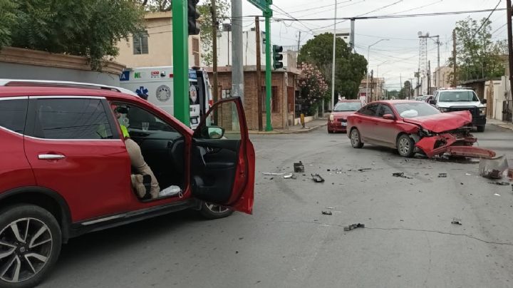 Maestra jubilada queda atrapada en su camioneta tras sufrir choque en la avenida Morelos