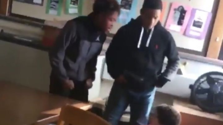 Maestra recibe puñetazo de estudiante, pero otro la defiende | VIDEO