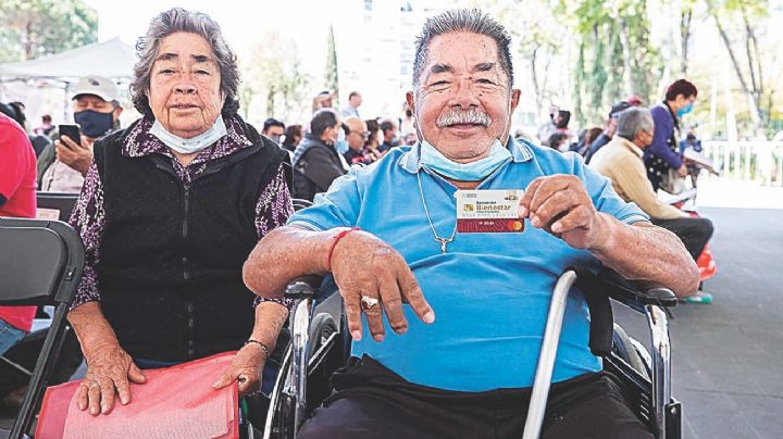 Cambian tarjetas a abuelos; dejan bancos privados