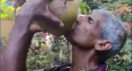 Hombre de la India, lleva 28 años comiendo únicamente coco para calmar reflujo | VIDEO