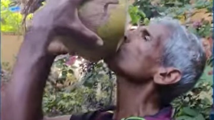Hombre de la India, lleva 28 años comiendo únicamente coco para calmar reflujo | VIDEO