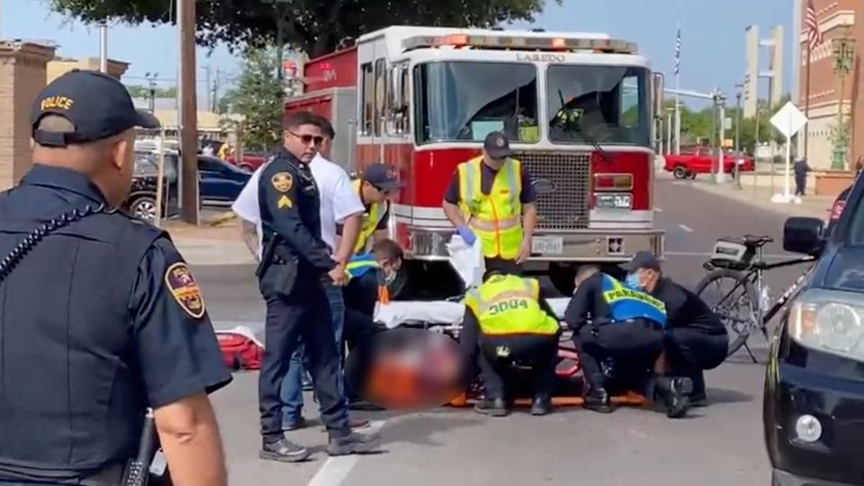 Autoridades atienden a mujer atropellada en el Centro de Laredo.