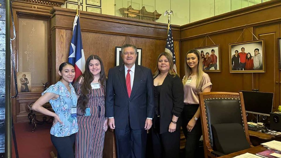 Estudiantes visitan Austin, Texas para pedir apoyo