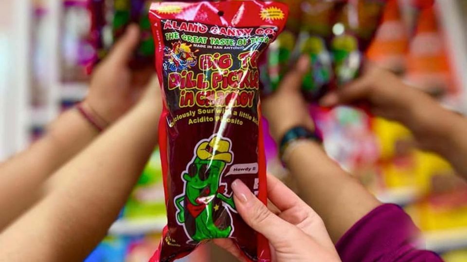 Big Tex Dill pickle in chamoy’ una botana hecha en San Antonio, Texas