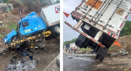 Tráiler destroza a camioneta y mata a dos de sus ocupantes; conductor vuelca en puente y escapa