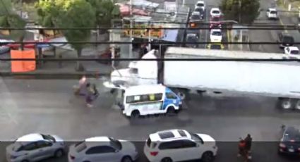 Tráiler choca a transporte público y pasajeros salen disparados | VIDEO