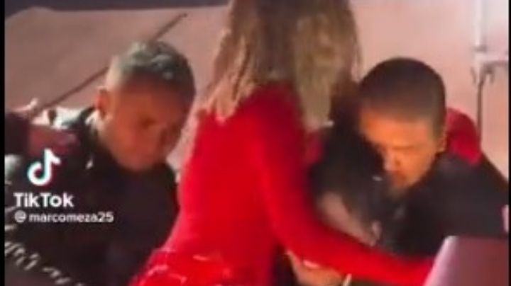 Fan sube al escenario y se aferra a Belinda; ve cómo reaccionó | VIDEO