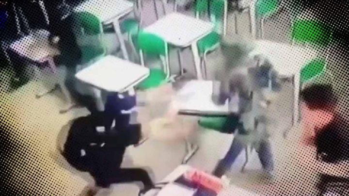 Alumno de secundaria apuñala a maestra en salón de clases | VIDEO