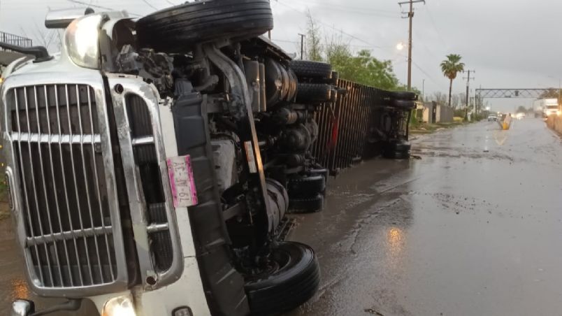 Trailero volcó en la Carretera Nacional