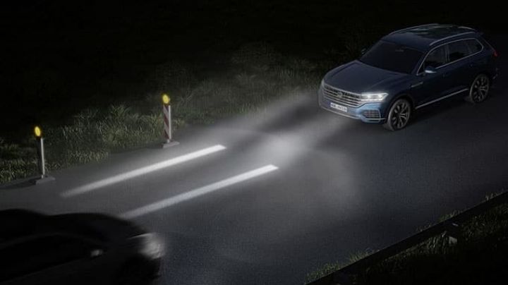 Viaje en carretera: ¿cómo usar el lenguaje de las luces para evitar tragedias?