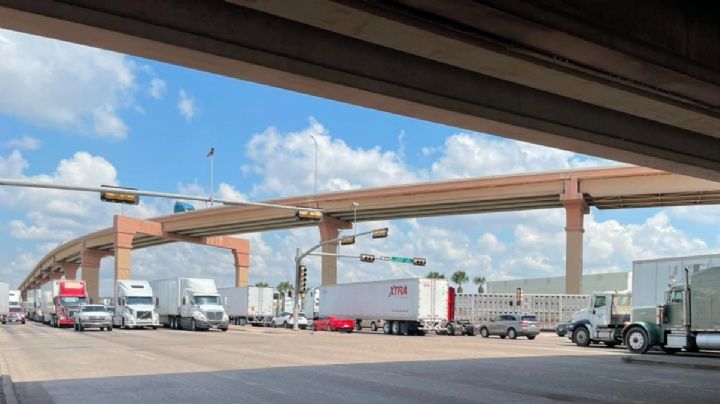 Caída de sistema aduanero causa largas filas en Camino a las Minas en Laredo