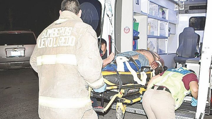 Conductor sufre ataque de ansiedad y estrella tráiler contra oficinas en Carretera Nacional