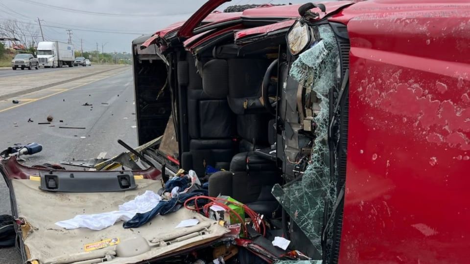 Sobre carretera 359 entre las calles Dorel y María Luisa, alas 10:45 de la mañana de este jueves, esta “pick up” volcó
