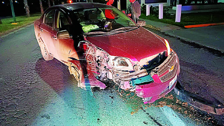 Estrella Aveo contra poste de CFE por Municipio Libre