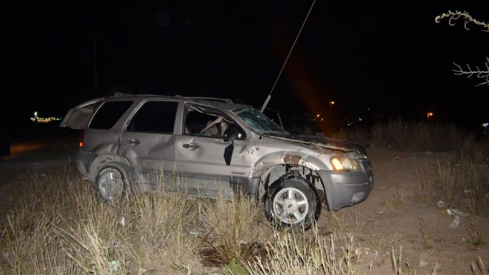 La responsable viajaba en esta camioneta, que volcó tras ser chocada