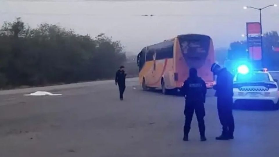 Pasajeros señalan que el chofer se aventó a las llantas del vehículo