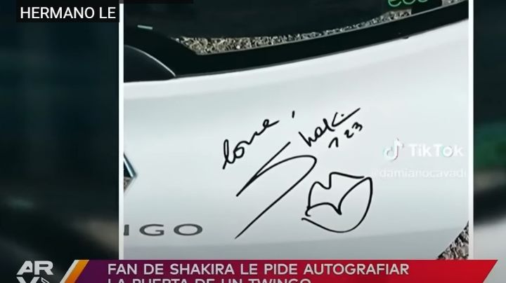 Consigue fan italiano autógrafo de Shakira ¡en la puerta de su Twingo! | VIDEO
