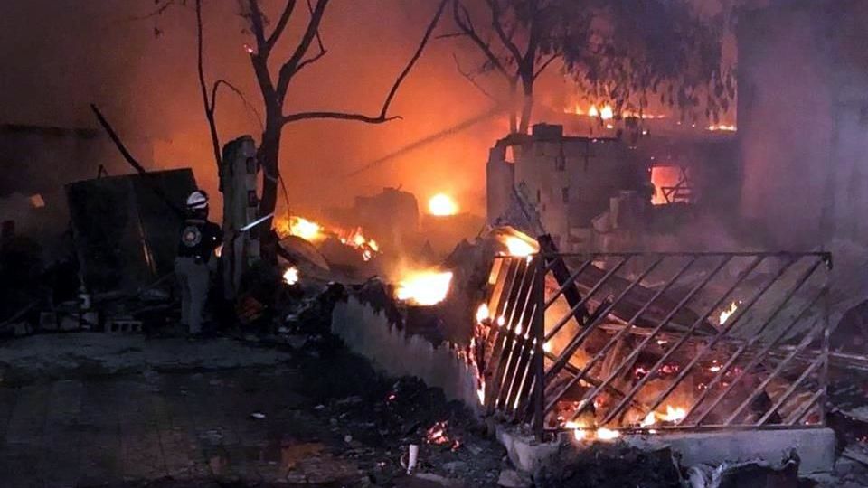 La magnitud del fuego requirió tres máquinas de Bomberos para controlar las llamas