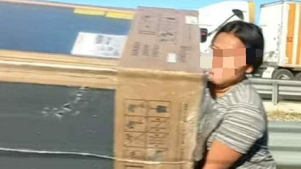 Se llevan electrodomésticos tras volcadura de tráiler