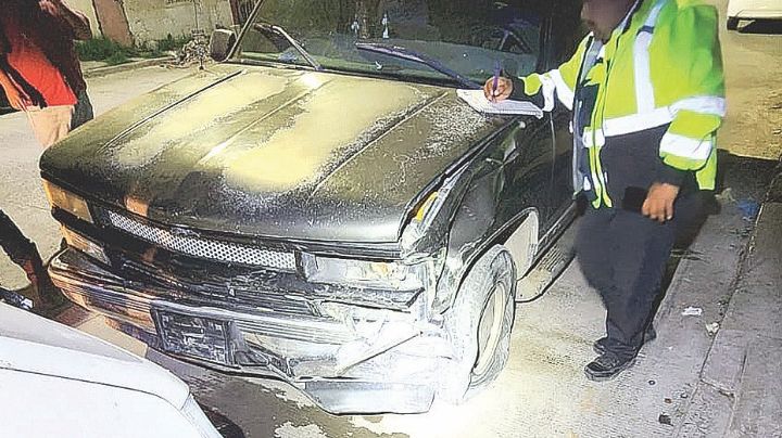 Mujer daña tres autos y pared; abandona camioneta en la Nueva Era