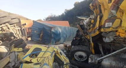 Mueren dos tráileros tamaulipecos en impactante choque de frente en autopista a Ciudad Valles