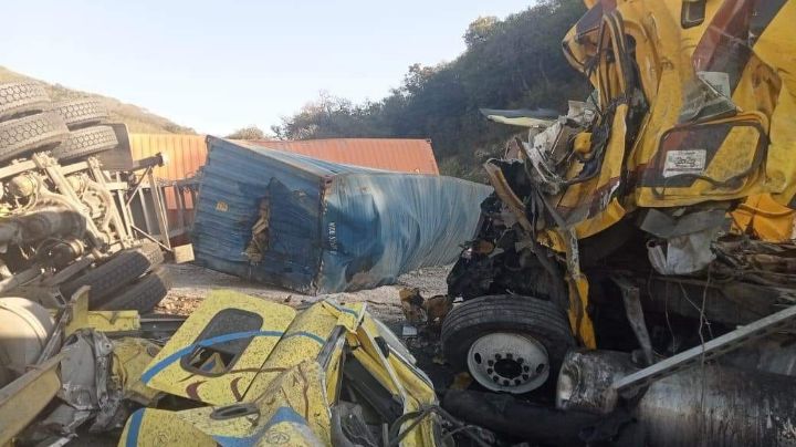 Mueren dos tráileros tamaulipecos en impactante choque de frente en autopista a Ciudad Valles