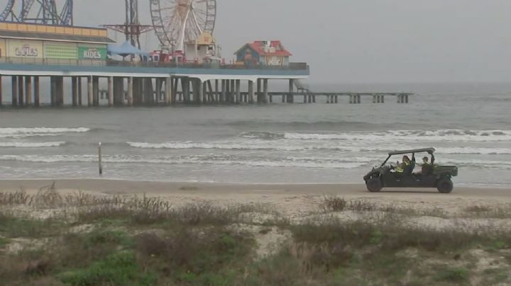 Desaparecen gemelos en playa de Galveston, encuentran cuerpo de uno