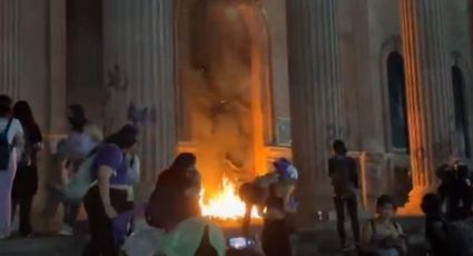 Feministas prenden fuego a puerta de Palacio de Gobierno en Nuevo León | VIDEO