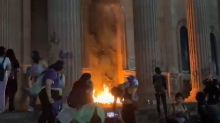 Feministas prenden fuego a puerta de Palacio de Gobierno en Nuevo León | VIDEO