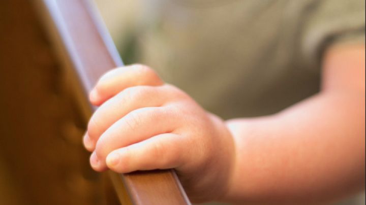 Niño salva a su hermano bebé de morir ahogado; es un verdadero héroe | VIDEO