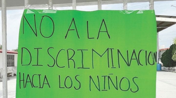 Protestan padres por discriminación en la Escuela Eduardo Mendoza González