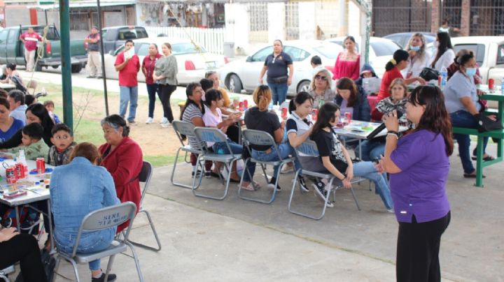 El Feminismo se vive en colonia La Fe con lotería y plática "Amor propio"