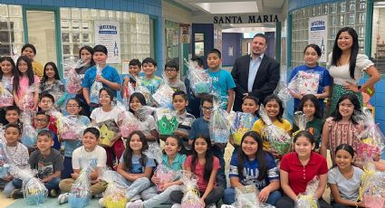 Sorprende activista a niños de primarias con regalos de canastas de Pascua