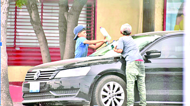 Detectan hasta 30 niños en cruceros de Nuevo Laredo