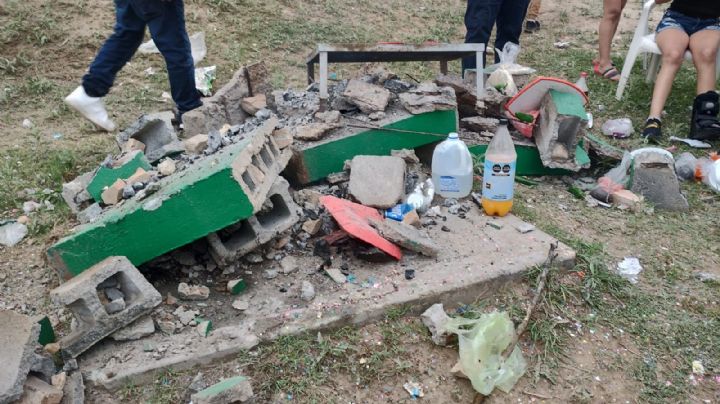 Joven pierde el control de cuatrimoto y se estrella contra asador en El Patinadero