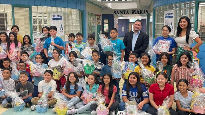 Sorprende activista a niños de primarias con regalos de canastas de Pascua