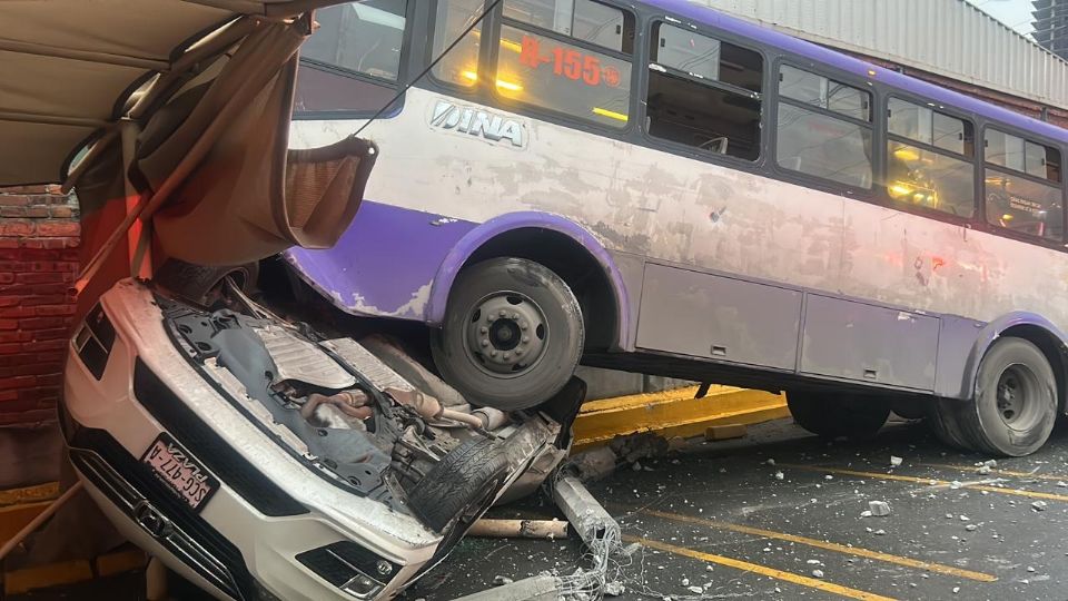 El camión terminó sobre un auto que estaba estacionado.