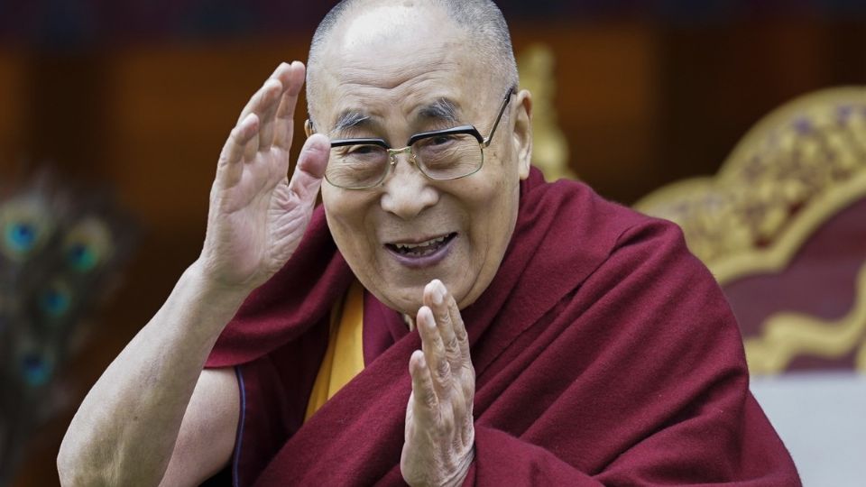 Dalai Lama fue criticado por besar a un niño en la boca.