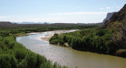 Captan a conductor de DiDi orinando en el río Bravo; dos desconocidos le dan golpiza