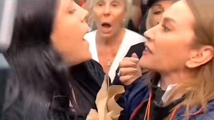 Riña en funeral de Julián Figueroa, hija de Olivia Collins y una conductora se pelean: VIDEO