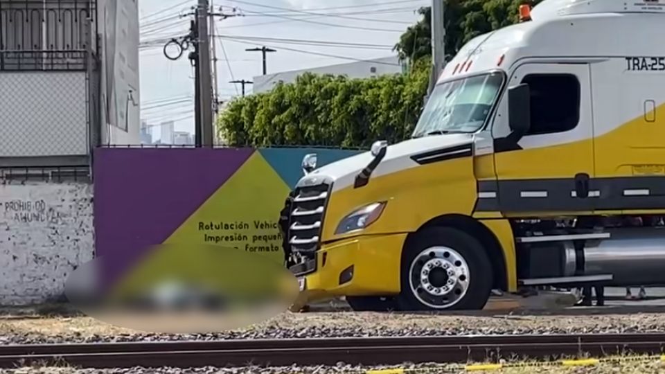 El conductor de la pesada unidad intentó huir al verse amenazado por las personas en el lugar