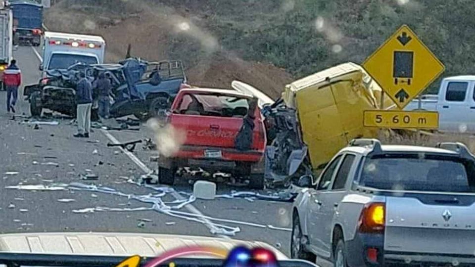 Van que transportaba aguacateros fue impactado por camioneta